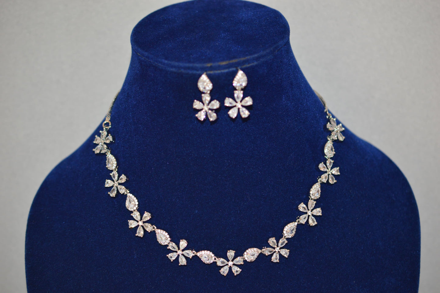 Arora Floral White Necklace
